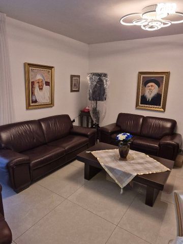 ספת עור+ שולחן