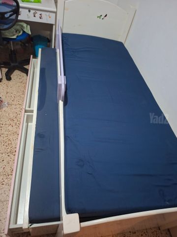 מיטת חבר עצמלה