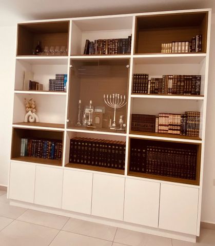ארון ספרים מעוצב