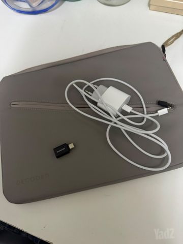 מוכרת MacBook Neo 13