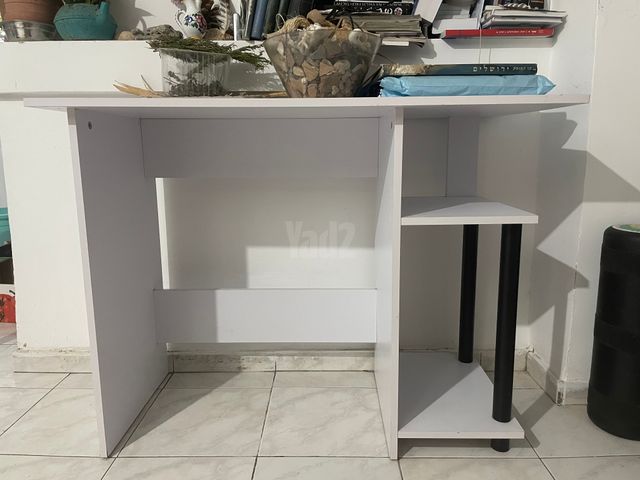 שולחן לבן קטן