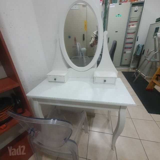 שולחן איפור ושולחן סלון