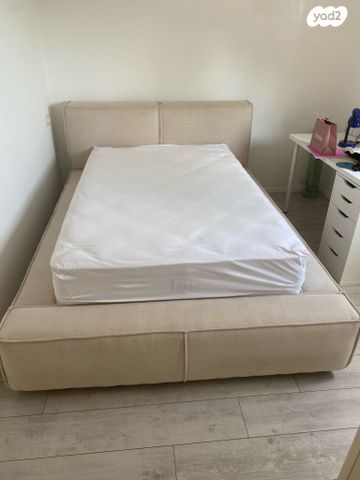 בסיס מיטה וחצי