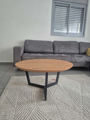 מזנון תלוי ו2 שולחנות מתנה