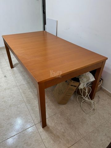 שולחן מעץ מלאה