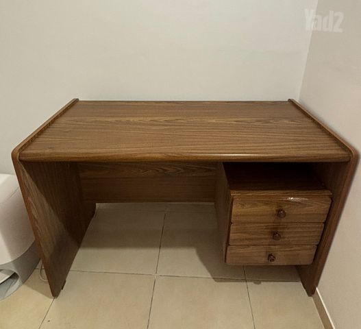 שולחן עץ
