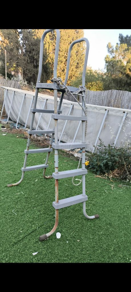 סולם לבריכה
