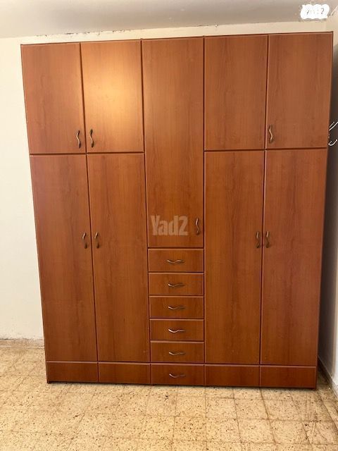 ארון עץ מלא