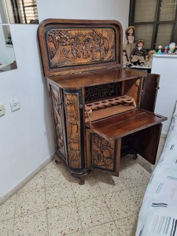 שידה עם תחריטים
