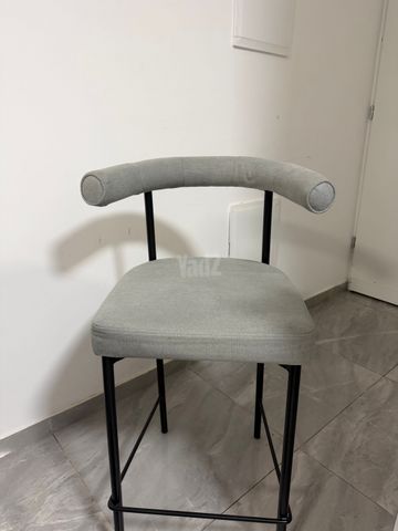 שולחן בר + 2 כיסאות