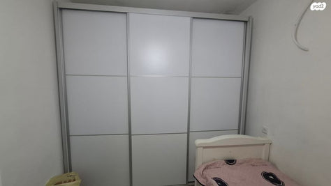ארון בגדים 2.4 מ' על 2.4 מ'