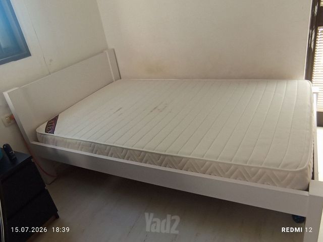 מיטת עץ לבנה