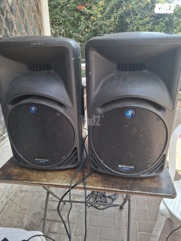 זוג רמקולים מוגברים