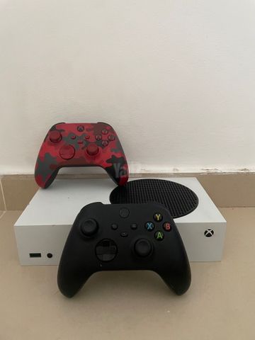 Xbox series s + 2xשלטים