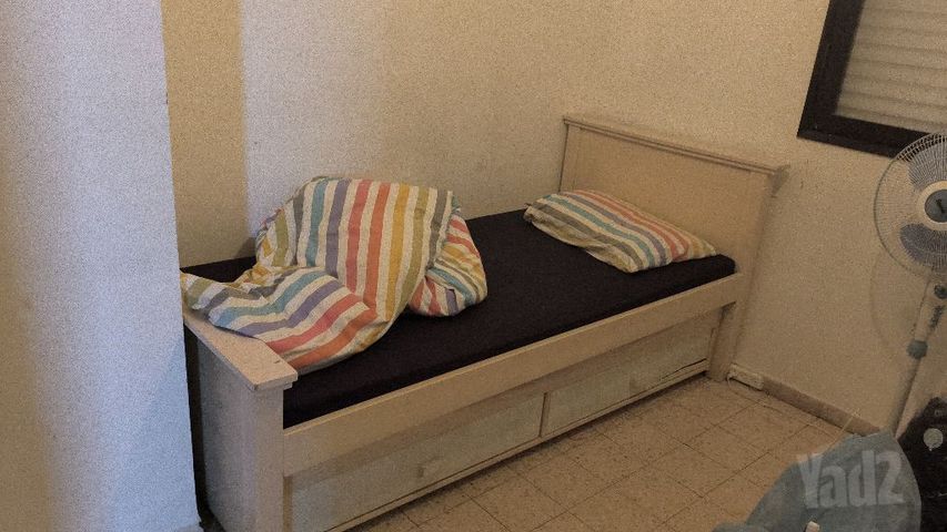 מיטת עץ מלא