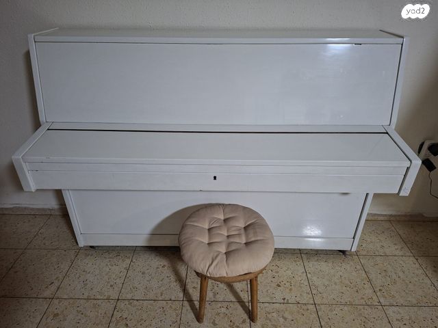 פסנתר לבן יפה נראה כמו חדש