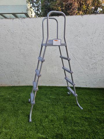 סולם לבריכה