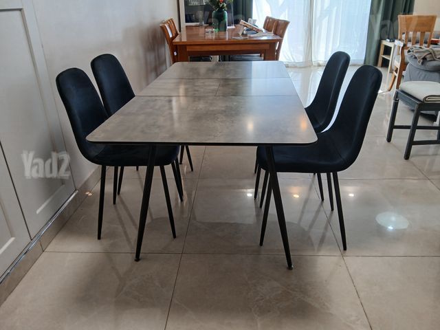 שולחן וכסאות