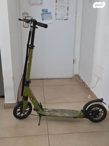 קורקינט עם בולמי זעזועים