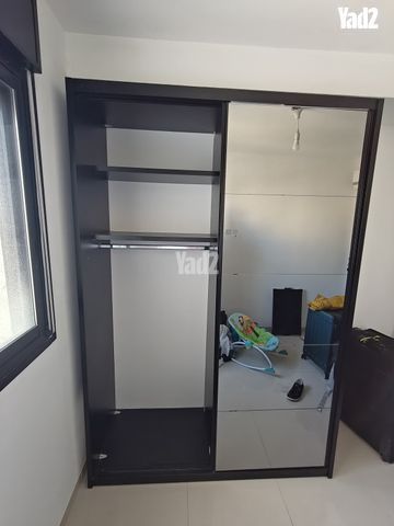 ארון קיר שחור.