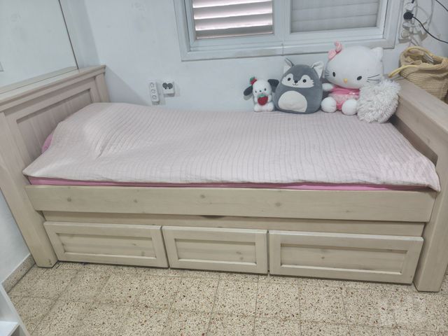 מיטה מעץ מלא