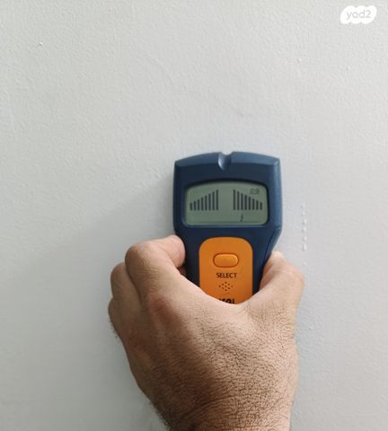 גלאי חשמל בקיר