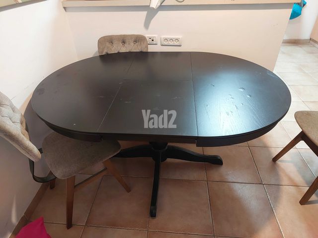 שולחן אוכל קטן וכסאות