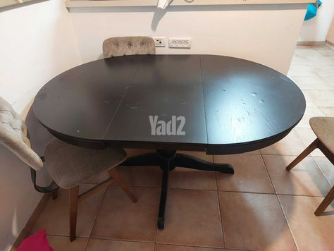 שולחן אוכל קטן וכסאות