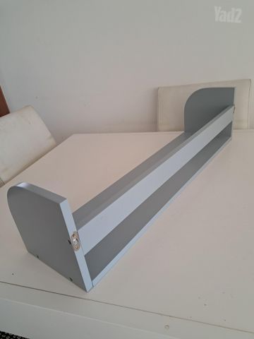 מדף על הקיר