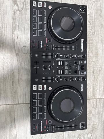 Numark Mixtrack Platinum FX
