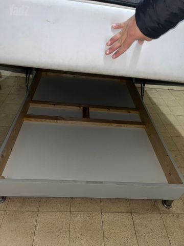 מיטה עם מזרן