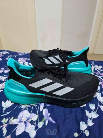 נעלי ספורט adidas
