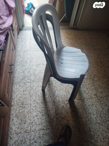 7. כסאות