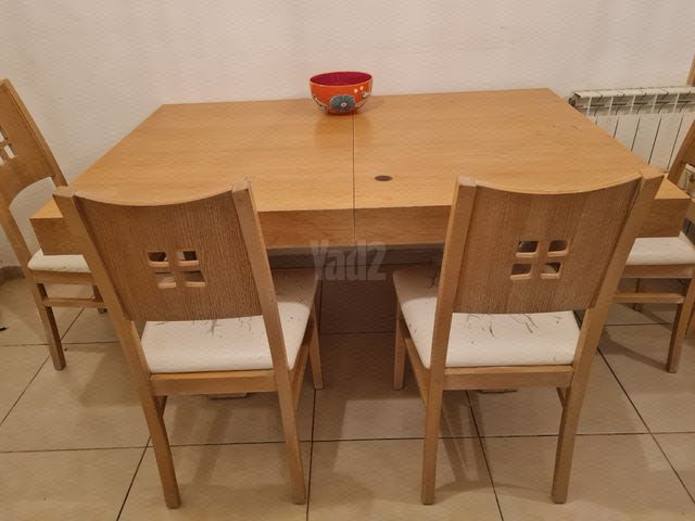 שלחן וכסאות