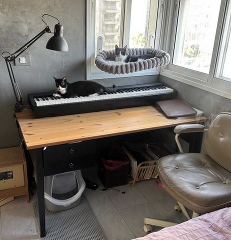 � שולחן IKEA מעץ מלא