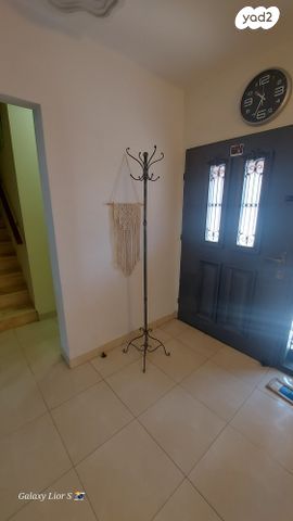קולב עומד מעוצב לבגדים ומעילים