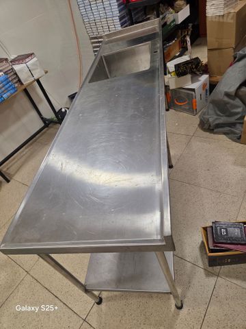 כיור עם משטח