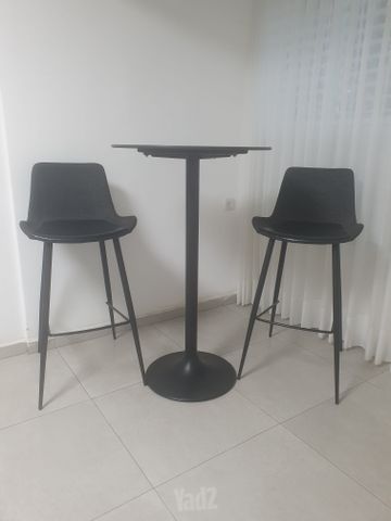 שולחן בר + 2 כסאות