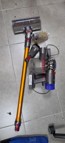 Dyson V8