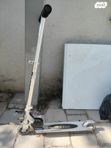 קורקינט RAZOR