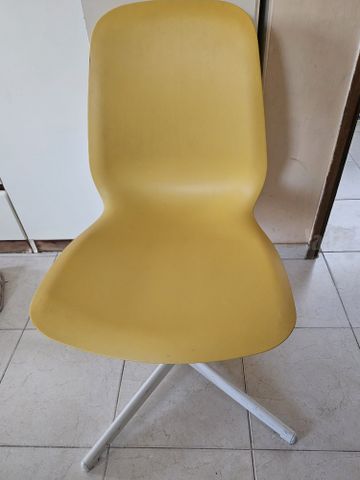 כסא צהוב חרדל