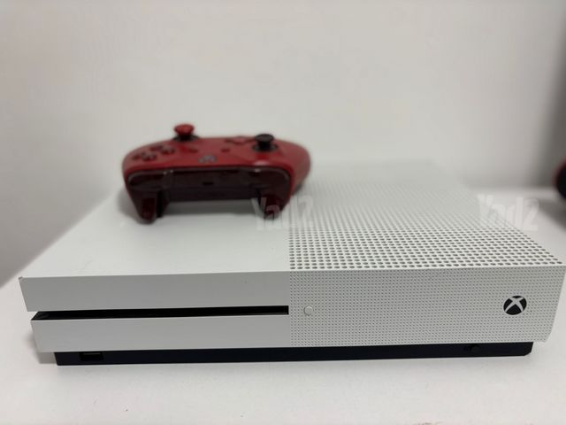 Xbox One S + בקר + 3 משחקים