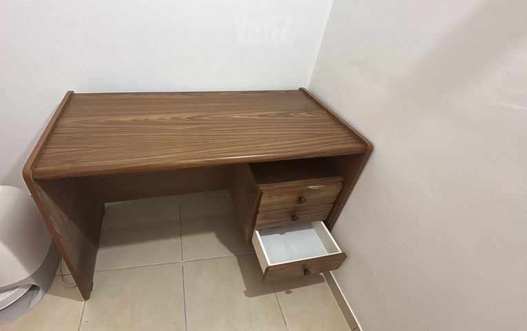 שולחן עץ