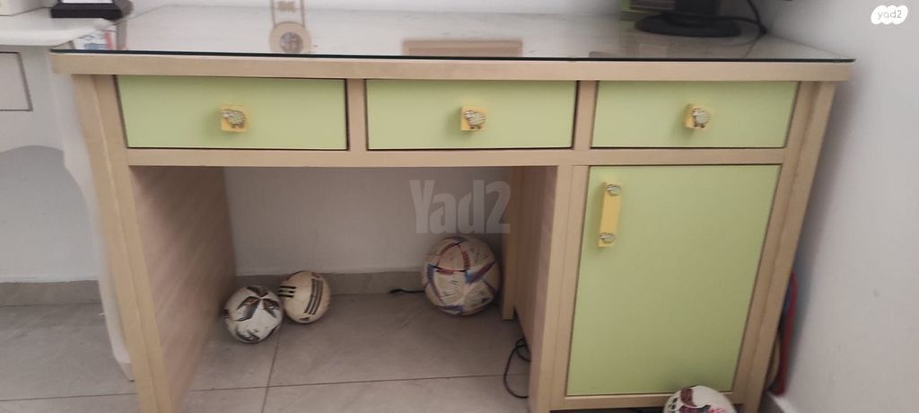 שולחן כתיבה+ כוננית