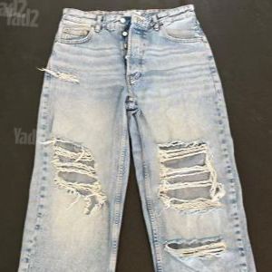 ג׳ינס קרעים של Bershka