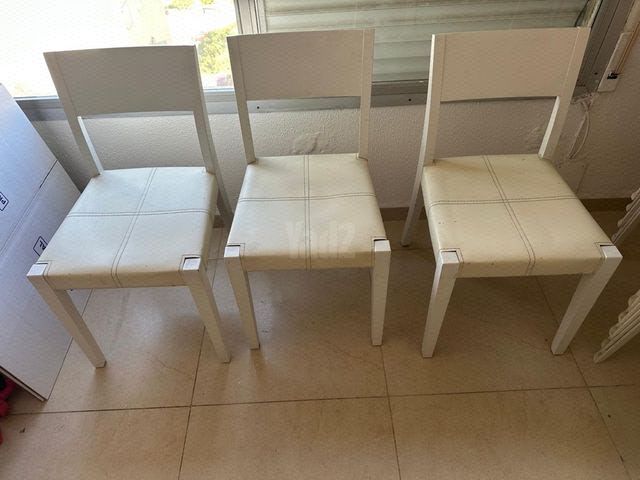 כיסאות עץ