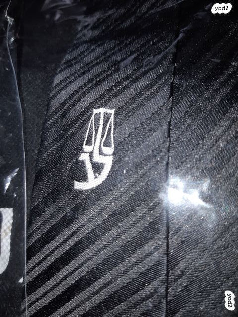 גלימה, חולצה לבנה ו5 עניבות