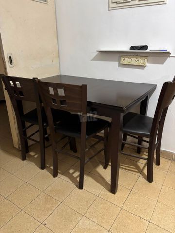 4 כיסאות