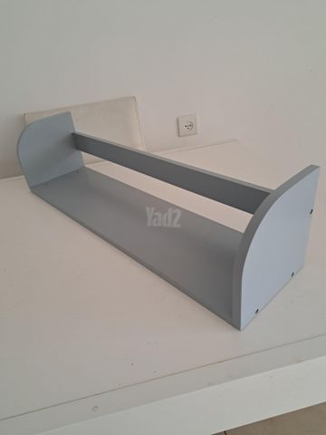 מדף על הקיר