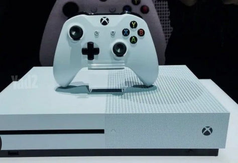 ושני שלטים Xbox one s